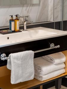 Hotels Niepce Paris, Curio Collection By Hilton : Chambre Lit Queen-Size - pour Personnes à Mobilité Réduite