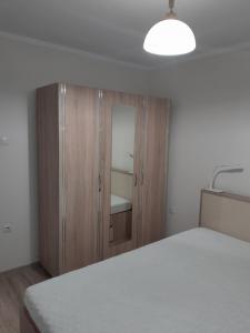 Închiriez 1 cameră dintr-un apartament cu 2 camere in Sibiu