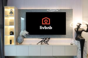 Luxury 2BR Waterfront Oasis in MarinaGate - Livbnb