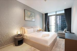 Luxury 2BR Waterfront Oasis in MarinaGate - Livbnb