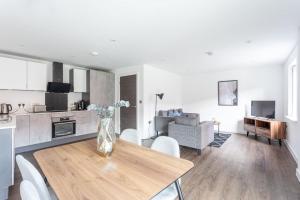 Bright and Spacious 2 Bedroom Apartment in York