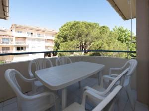 Appartement T2 avec terrasse, piscine et parking, proche plage - FR-1-803-93