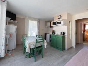 Appartement T2 avec terrasse, piscine et parking, proche plage - FR-1-803-93