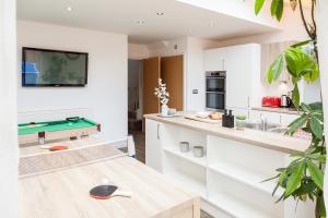 Luxury Stay Sleeps 9 with Hot Tub & Pool
