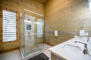 Serenity Pines-3bd2bth, Sleeps 8, Hot tub+Arcades