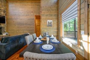 Serenity Pines-3bd2bth, Sleeps 8, Hot tub+Arcades