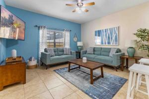 Cozy Retreat-Heated Pool, Grill, Pickle Ball, Gym