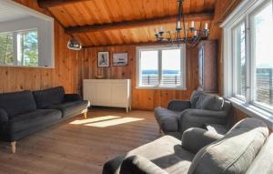 Beautiful Home In Årjäng With Lake View