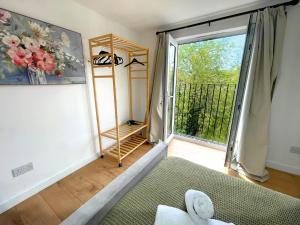 Luxury 4 bed City House - 1 min from river - Parking - Sleeps 10