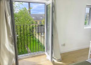 Luxury 4 bed City House - 1 min from river - Parking - Sleeps 10