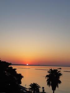 Enjoy Sunrise at Spacious 3BR flat by the Seafront