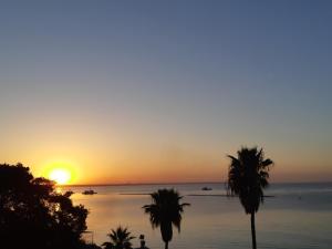 Enjoy Sunrise at Spacious 3BR flat by the Seafront