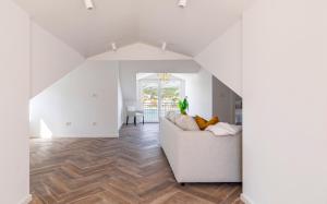 Villa NOVA LUX, new-build beachfront