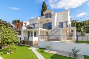 Villa NOVA LUX, new-build beachfront