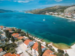 Villa NOVA LUX, new-build beachfront