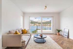 Villa NOVA LUX, new-build beachfront