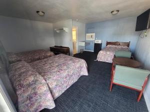 3 Full Beds with Kitchenette Non-Smoking room in HERITAGE BUDGET INN