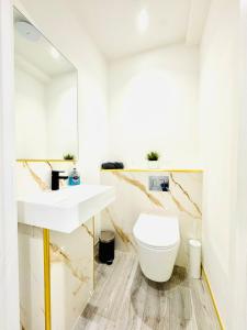 BIG Bournemouth 4-Bedroom - 2-Bathroom - Sleeps 10