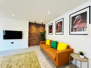 BIG Bournemouth 4-Bedroom - 2-Bathroom - Sleeps 10