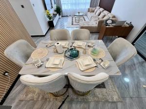 The executive modernly and elegantly furnished three bedroom apartment with swimming pool ,fully equipped gym and other facilities in kilimani