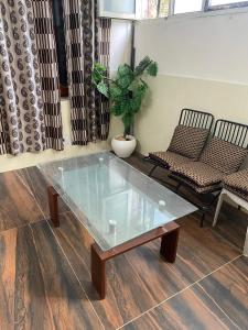 2 BDRM APARTMENT with Kitchen and AC, Parking