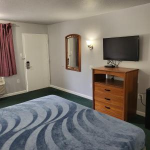 King Bed Hotel Studio 106