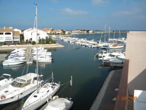 Ombre et soleil vue sur la lagune et bateaux