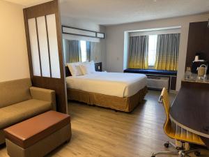 Deluxe Queen Room - Non-Smoking room in Microtel Inn & Suites by Wyndham Wheeling at The Highlands