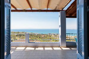 Modern Seaview Nest with Pool & Panoramic Views