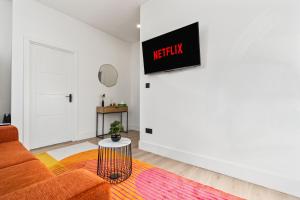 Stunning 4 Bed, Sleeps 10, Parking