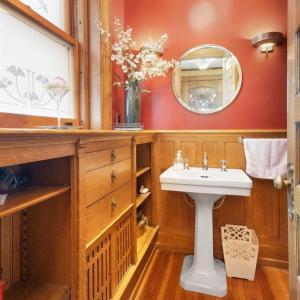 Historic Tudor with River Views & Fun Gaming Room