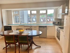 4 bedroom flat in Kensington