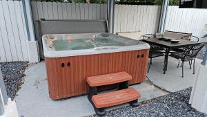 spectacular challet 5 minutes la plaza mall, shopping stores, restaurants and hospitals