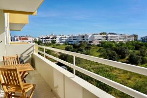Cozy Alvor Retreat - Sunset Balcony, Wi-Fi & AC