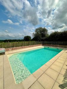 Aux Détours de lÉtang La Bergerie et sa piscine privative