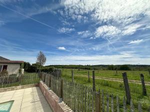 Aux Détours de lÉtang La Bergerie et sa piscine privative