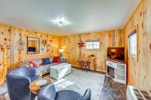 Boat, Fish and Hike Cozy Getaway in Twin Lake!