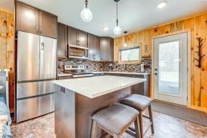 Boat, Fish and Hike Cozy Getaway in Twin Lake!