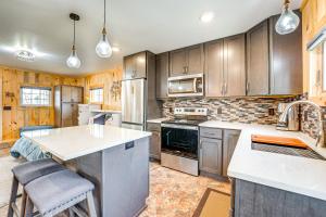 Boat, Fish and Hike Cozy Getaway in Twin Lake!