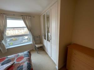 3 Bed Flat - Sleeps 6 - Parking - Wifi