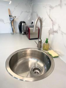 Appartements Studio lumineux et calme - Netflix, CHU et metro 14 : photos des chambres