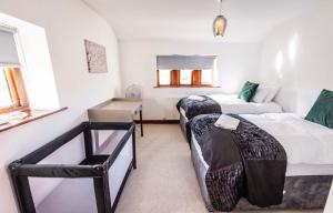 Beautiful Cottage, stunning views, Hot Tub, Sleeps 10!