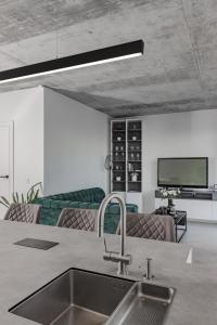 Skyline 1 BD Apartment by Domvia