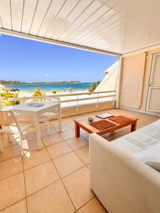 Azur Bliss, appartement vue mer spectaculaire, grande terasse et piscine - 4hvězdičkové hotely ve městě Baie Nettle