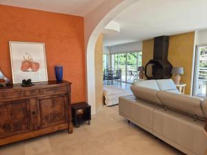 Maisons de vacances Cannes Super Cannes Golfe-Juan - Vue mer exceptionnelle mediterranee Cap d'Antibes- Villa Alamp - 4 a 6 chambres 6 sdb 7 wc - piscine - Superbe rooftop sans vis-a-vis - grand living - Possibilite Courts sejours - : photos des chambres