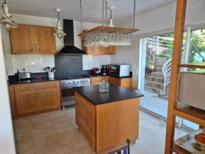 Cannes-SuperCannes-GolfeJuan--VILLA ALAMP--Vue mer exceptionnelle méditerranée et Cap dAntibes--4 à 6 chambres--6 SDB--7 WC--Piscine sans vis à vis--Superbe rooftop panoramique--Terrasses--Cuisine américaine--Grand Living 100m2--Courts séjours 