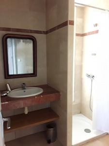 Maisons de vacances Cannes Super Cannes Golfe-Juan - Vue mer exceptionnelle mediterranee Cap d'Antibes- Villa Alamp - 4 a 6 chambres 6 sdb 7 wc - piscine - Superbe rooftop sans vis-a-vis - grand living - Possibilite Courts sejours - : photos des chambres