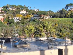 Cannes Super Cannes Golfe-Juan - Vue mer exceptionnelle méditerranée Cap dAntibes- Villa Alamp - 4 à 6 chambres 6 sdb 7 wc - piscine - Superbe rooftop sans vis-à-vis - grand living - Possibilité Courts séjours -