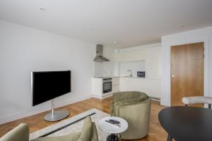 Luxurious Residence in Chelmsford City, With Full Sky Channels