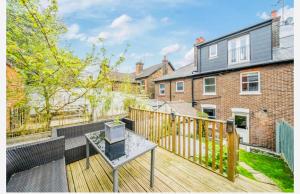 Lovely spacious home near station